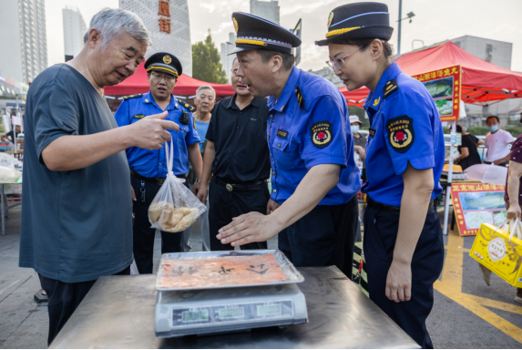 bob半岛官网山东济南：“温暖城管”建设温暖泉城(图4)