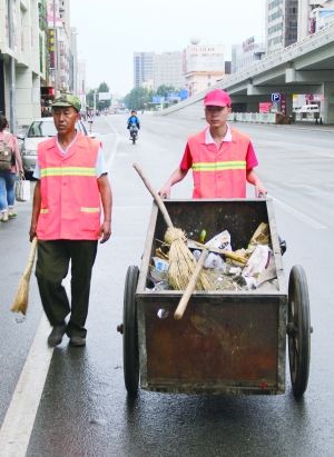 筑bob半岛体育牢环卫安全防线 传递交规保平安(图1)