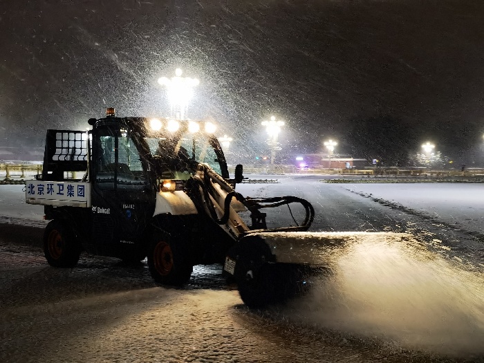 BOB半岛连夜作业！北京环卫凌晨出动多功能机械除雪车辆除雪 确保出行安全(图1)