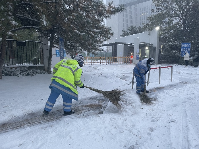 BOB半岛连夜作业！北京环卫凌晨出动多功能机械除雪车辆除雪 确保出行安全(图2)