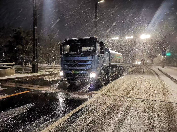 BOB半岛连夜作业！北京环卫凌晨出动多功能机械除雪车辆除雪 确保出行安全(图3)