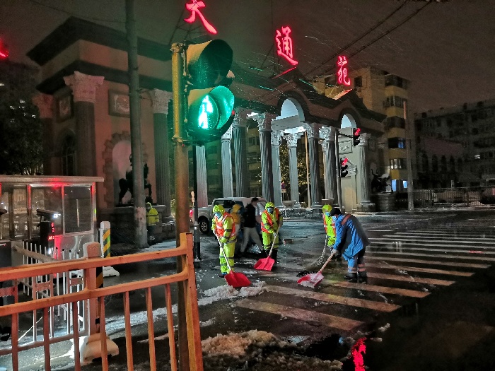 BOB半岛连夜作业！北京环卫凌晨出动多功能机械除雪车辆除雪 确保出行安全(图4)