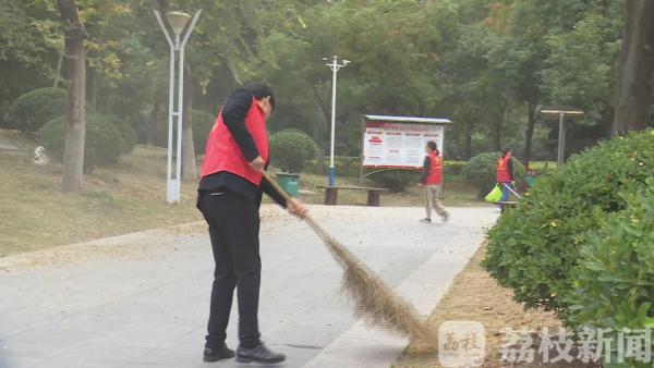 bob半岛官网环卫工人日：志愿者替班作业一小时 争当“可爱环卫人”(图2)