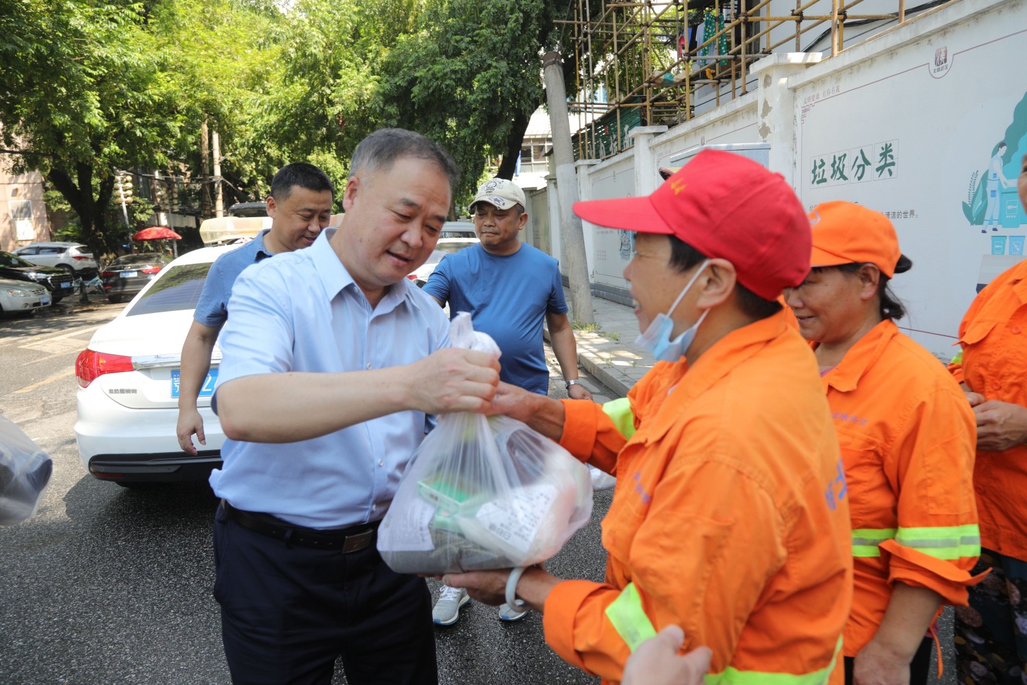 bob半岛官网平台“环卫橙”与“执法蓝”联动护航秋菜季城市环境整洁有序(图1)