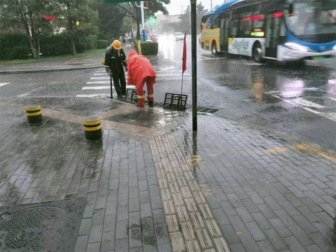 BOB半岛威海迎来强降雨 2300余名环卫工人暴雨中“逆行”(图1)