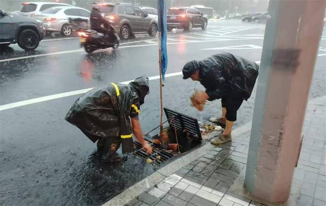 BOB半岛威海迎来强降雨 2300余名环卫工人暴雨中“逆行”(图2)