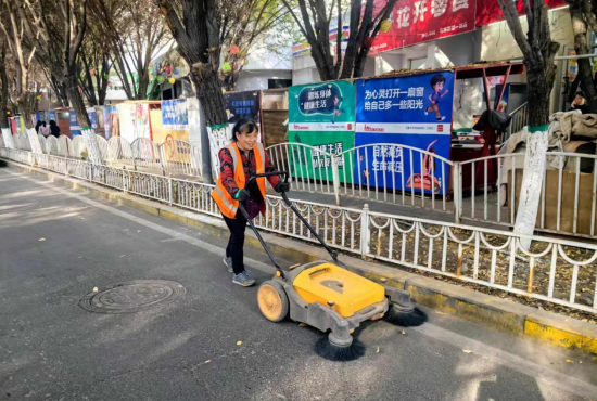 BOB半岛共同守护城市清洁之美——水磨沟区开展秋季环境卫生“大扫除”(图3)