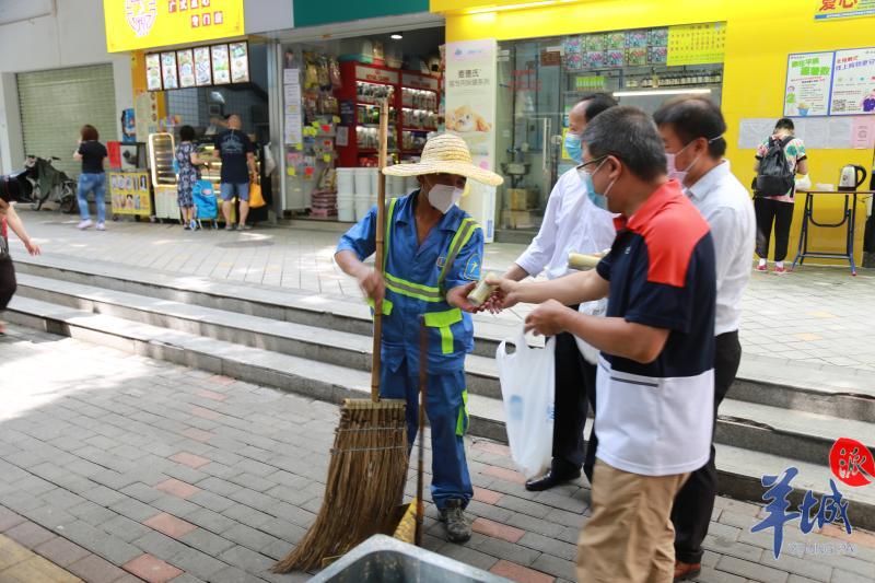 长丰县罗塘乡：环卫工人为BOB半岛绿化带“减负”(图1)