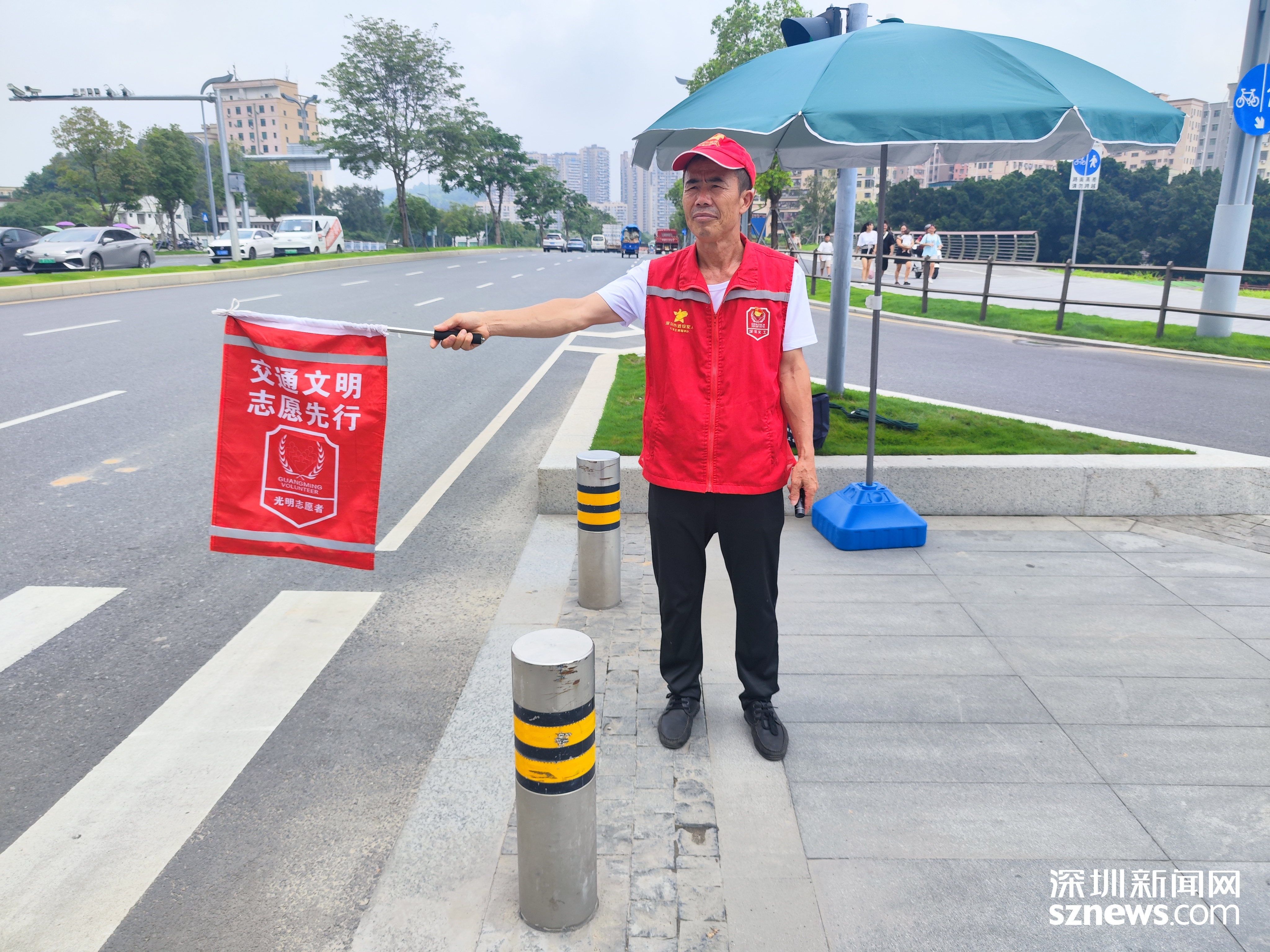 bob半岛官网寿光环卫集团：冬雨扫落叶 环卫工人清理忙(图1)